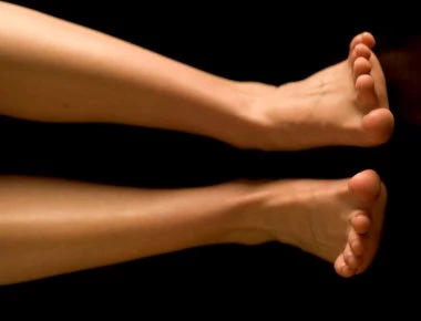 Νυχτερινές κράμπες στα πόδια: Πώς προκαλούνται και πώς αντιμετωπίζονται